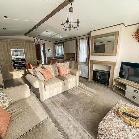 Stunning 8 Berth Caravan With Decking At Kessingland Beach Ref 90017D Benacre Zewnętrze zdjęcie