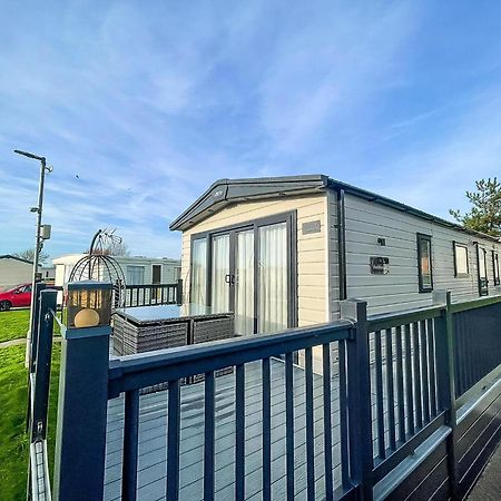 Stunning 8 Berth Caravan With Decking At Kessingland Beach Ref 90017D Benacre Zewnętrze zdjęcie
