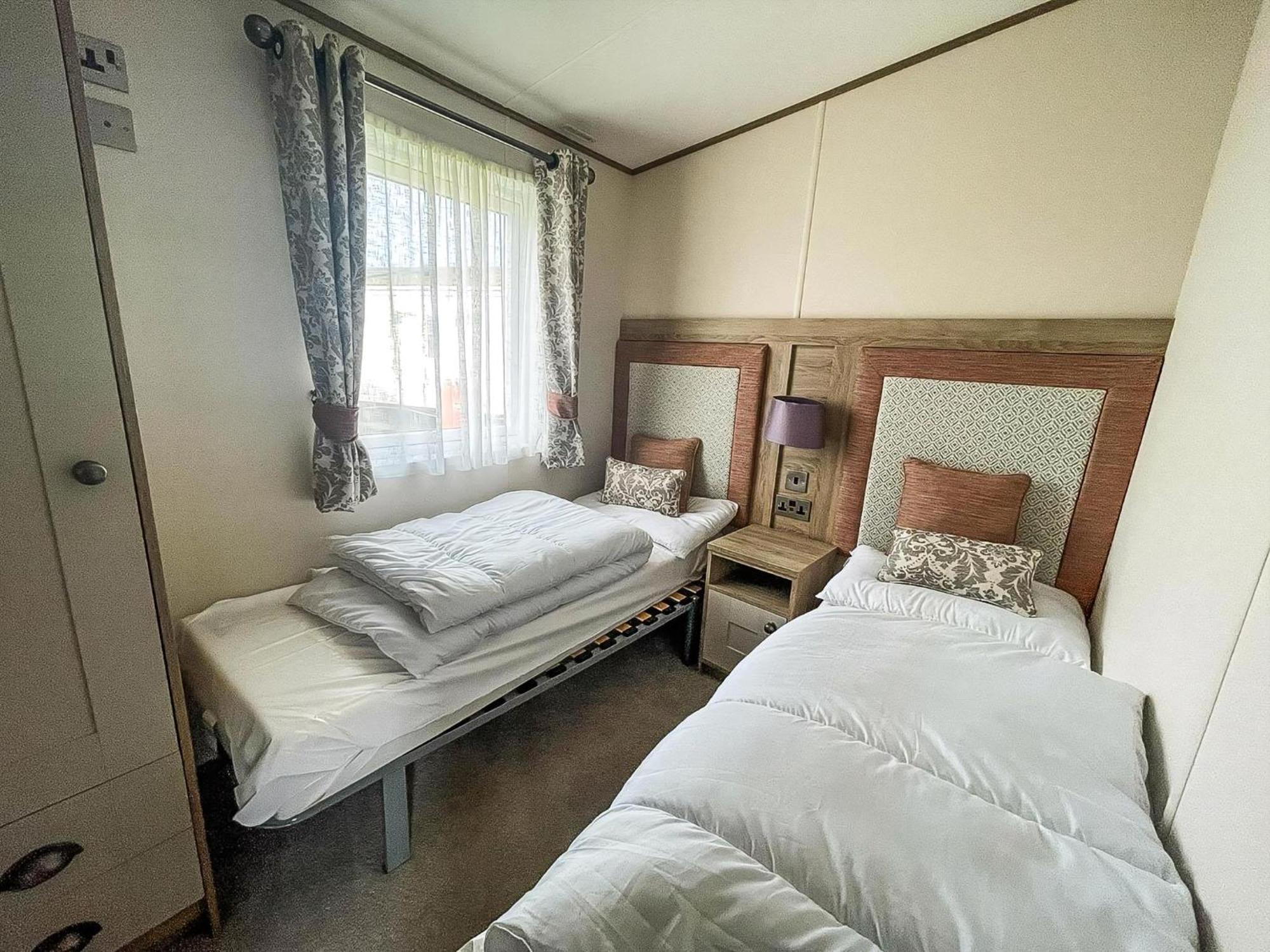 Stunning 8 Berth Caravan With Decking At Kessingland Beach Ref 90017D Benacre Zewnętrze zdjęcie