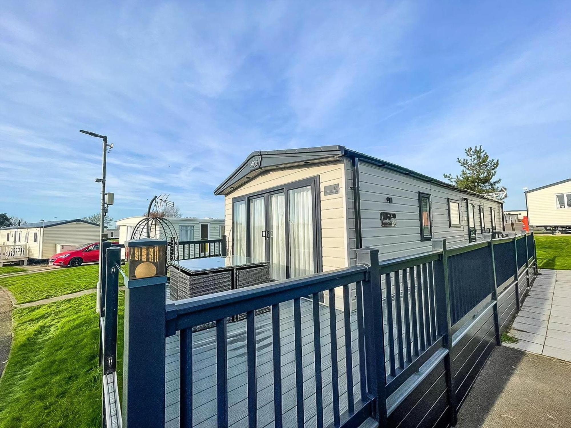 Stunning 8 Berth Caravan With Decking At Kessingland Beach Ref 90017D Benacre Zewnętrze zdjęcie
