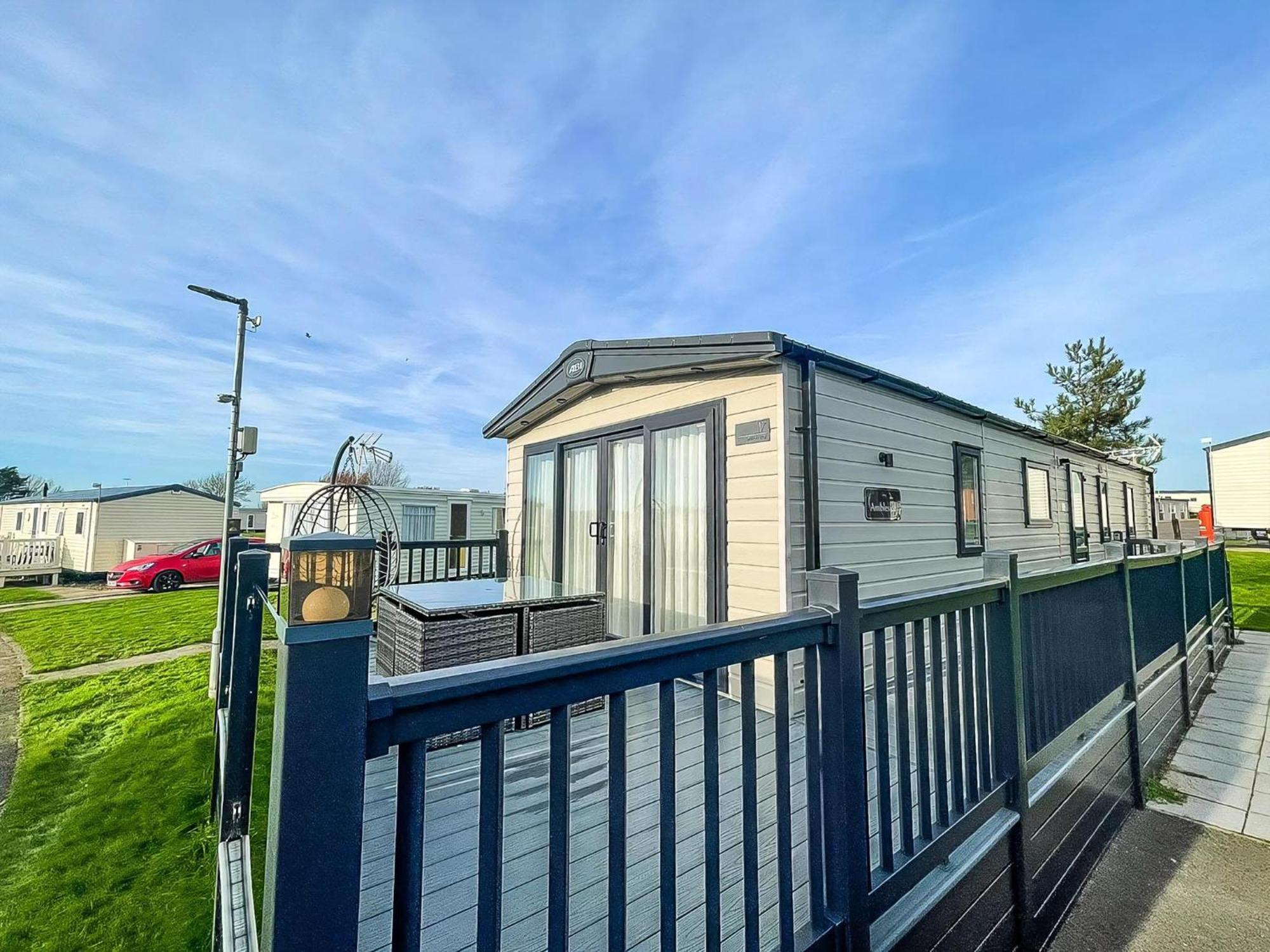 Stunning 8 Berth Caravan With Decking At Kessingland Beach Ref 90017D Benacre Zewnętrze zdjęcie